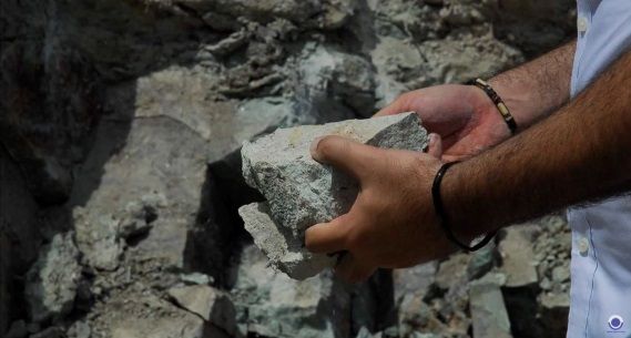 Νίκος Λυγερού στο κοίτασμα ζεόλιθου Κόκκαλο Πετρωτά.