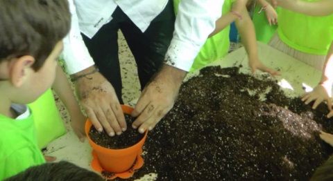 Νίκος Λυγερός διάλεξη και ενσωμάτωση ζεόλιθου στο 17ο Νηπιαγωγείο Καβάλας.